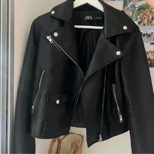 Skinnjacka - BUDGIVNINGEN PÅ DEN HÄR ANNONSEN GÄLLER INTE!! Skinnjacka från zara, storlek M men passar S⚡️köp direkt 450