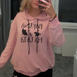 Rosa Hoddie  - Så skön och mjukt material! Den är i super bra skick!!👍🏻