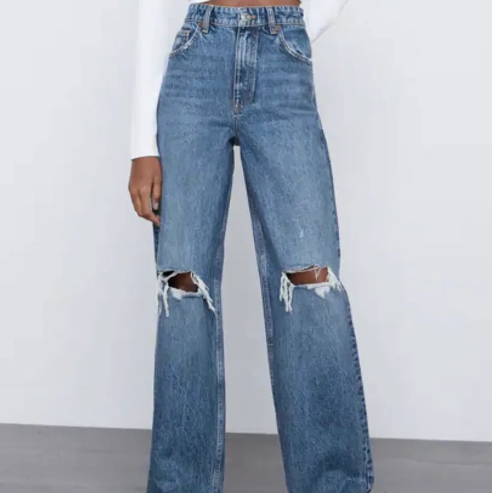 Mörkblåa jeans från zara storlek 38. Använda ett fåtal gånger, därav nyskick. . Jeans & Byxor.