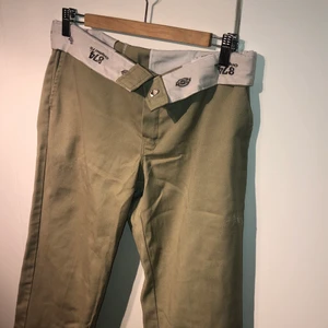 Dickies byxor - Beiga dickies i fint skick, väldigt trendiga just nu skulle säga att de passar s-m beroende på hur man vill att de ska sitta. De passar ej mig så fråga inte om bild på💕💕