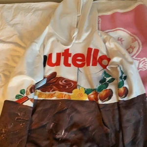 Nutella hoodie  - Storlek s, kommer inte till andväning tyvärr! Men den är super tjusig 