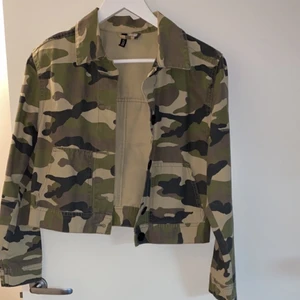 Militärfärgad Jacka  - Kortare  militärfärgad jacka från HM. I väldigt bra skick, knappt kommit till användning hos mig, jackan är i stl XS, men passar nog även för dom som har S. Hör av er om ni är intresserade☺️