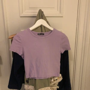 Lila topp/t-shirt  - Säljer denna lila topp från zara då jag ej använder den längre. Lite använd men i bra skick✨