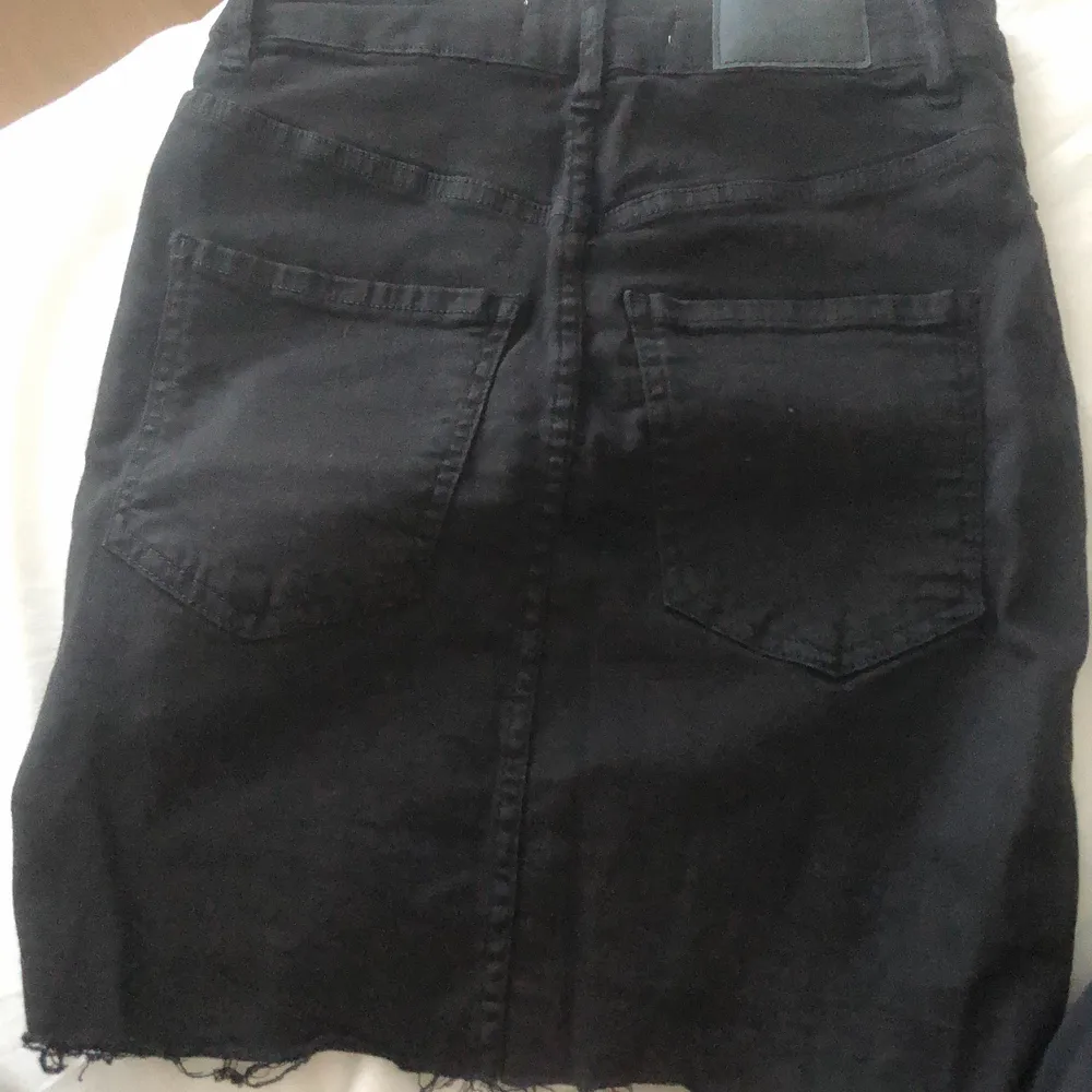 Jeans kjol från ginatricot. Har inte använt på länge. Men bra kvalite🖤. Kjolar.