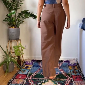 Bruna byxor s.38 - Bruna byxor helt oanvända (lappen sitter kvar) i storlek 38. Så sköna och fina! Hoppas dom kan få kärlek av någon som använder dom! Kan mötas upp i stockholm eller frakta (då står köparen för frakten) 💓