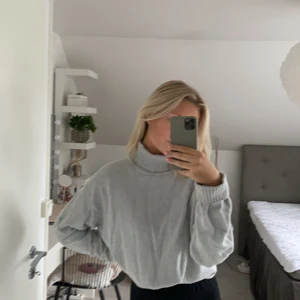 Stickad tröja grå - Fin tröja från boomerang. Inte använd många gånger!🥰✨( tröjan är uppvikt på bilen) 