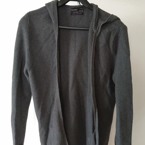 Kofta från Pull and bear - Snygg grå kofta från Pull and bear, storlek M. Knappt använd. Hämtas i Staffanstorp eller Lund, alt skickas men då står köparen för frakten.