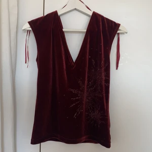 topp - jättejättefin topp i sammet. Storleken är M. Man kan ha den over shoulders eller som ett vanligt linne, superfint båda. Inga fel alls, aldrig använd av mig. Den är ganska kort på. 