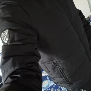 Äkta Emporio Armani EA7 Vinter Jacka M - Hej. Har en helt ny Äkta Emporio Armani tunn jacka nypris cirka 3000 köptes cirka 2-3 månader sen o haft på mig den 1 gång säljes på grund av akut behov av pengar. Kan visa flera bilder riktigt snygg jacka till storlek S/M kan visa fler bilder genom Snap och äkta köptes genom Zalando.