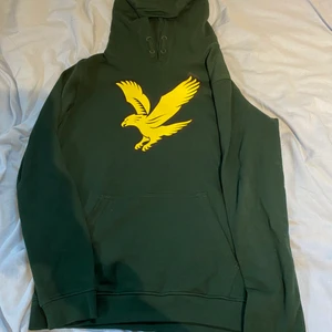 Lyle scott hoodie  - Säljer min andra Lyle scott hoodie som är mörkgrön som jag inte använder. Om ni är intresserade så kontakta mig🙂 OBS! Köparen står för frakten.