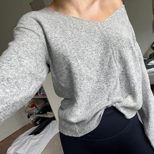 Stickad tröja  - Stickad tröja från Mango i strl xs i jätteskönt material. Aldrig använd. Frakt tillkommer! 