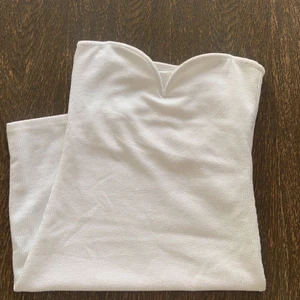 Klänning - Säljer denna klänning från Hm då den är för liten för mig (därav ingen bild på), fin men som sagt för liten för mig storlek xs💕