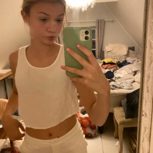 H&M - Vit line med mönster på rygen 