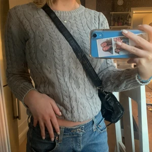 Kabelstickad tröja - Säljer denna supergulliga tröja då den inte kommer till användning mer. Tjockt material så den är skön att ha på hösten då de blir lite kallare ute💞