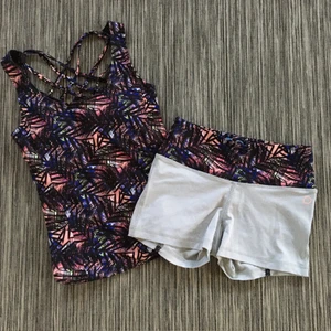 Träningsset från Drop of mindfulness - Ett träningsset från Drop of mindfulness med ett linne och shorts. Linnet har väldigt fina detaljer i ryggen och en inbyggd sport-bh med uttagbara inlägg. Knappt använt. 100 kr+ frakt, betalas med swish. Hör gärna av er om ni har frågor eller är intresserade💖