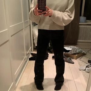 Weekday jeans - Säljer mina svarta Weekday jeans i fint skick! Modell ROWE! 