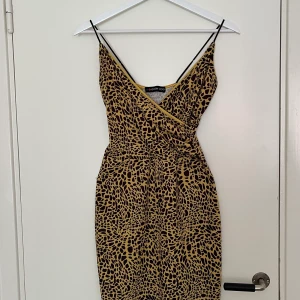 Mönstrad klänning - Köpt från zalando för ett par år sedan. Tajt i skön tyg, inte alls obekväm! Den är inte längre knäna, strl M/S.