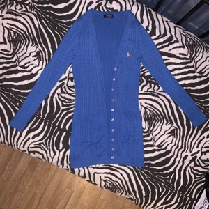 Ralph Lauren Cardigan - En riktigt fin Cardigan från Ralph Lauren Polo i färgen blå :)