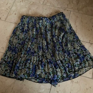 Newyorker kjol, strl xs - Blommig newyorker kjol med inbyggda shorts. Knappt använd