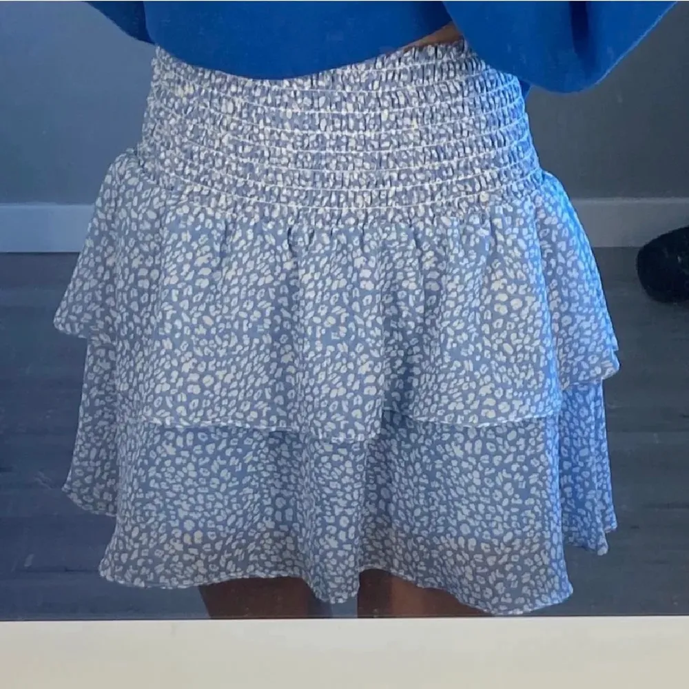 Supersöt kjol!! Köpt forts sommaren men inte använt så mycket så den är i bra skick!!💓💓💓 Lånade bilder. Kjolar.