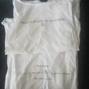 T-shirts till salu - Säljer 2 t-shirt. Storleken L. Varje t-shirt kostar 50kr Köparen står för frakten som är 50kr 