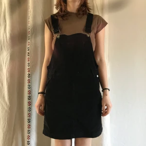 Svart jeansklänning - Knappt använd svart jeansklänning 🤘🏻🤘🏻 Storlek S/M, fin skick. Frakt ingår 57 kr