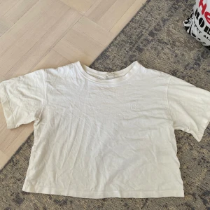 Vit croptop - Om plagget ska fraktas betar köparen för frakten :) 