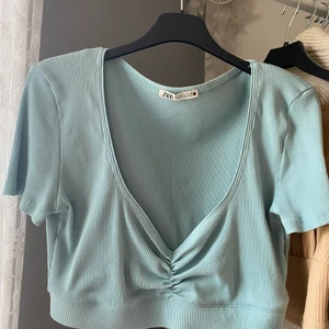 Blå topp - Fin topp från Zara i blå/grön färg. Är i storlek L så är väldigt stor för mig i bysten som vanligtvis har S. Skicka för fler bilder 