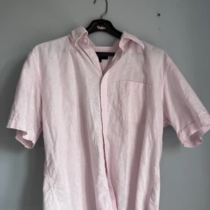 Rosa kortärmad skjorta - Rosa kortärmad skjorta från märket Steel. Köpt på myrorna. Använd Max 2 gånger. Så fint skick, ingen att anmärka på. Säljer den för att den inte rikigt kommer till användning. Den är i storlek XL men jag är storlek S och skulle säga att den sitter lite oversized på mig. Den är ljusrosa.Hör av dig vid frågor.