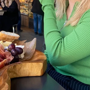 grön topp - Säljer denna gröna topp från ginatricot, använd 2 gånger och i super bra skick. Kommer inte till användning. FRAKTKOSTNADEN ÄR INKLUDERAD