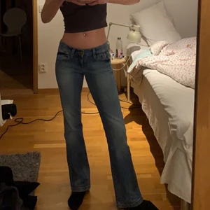 Lågmidjade jeans - Säljer dessa lågmidjade jeans jag köpt second hand😉😉 Från början från ”Cross Jeans”. De är lite ljusare denim i verkligheten. Superfina verkligen men lite för tajta för min smak, jag är vanligtvis en S/36 och är 164 cm lång. Skriv privat för fler bilder:)