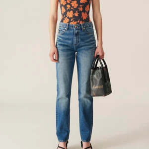 Ganni Jeans  - Säljer mina jättesnygga gannijeans, köpte i höstas på Gannis hemsida, nypris är 2295kr 💝