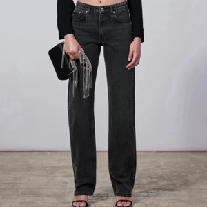 Zara jeans - Säljer mina långa svarta zara jeans eftersom jag har ett par liknande redan ❤️❤️ De är straight och låga i midjan. Skriv för fler bilder 💞