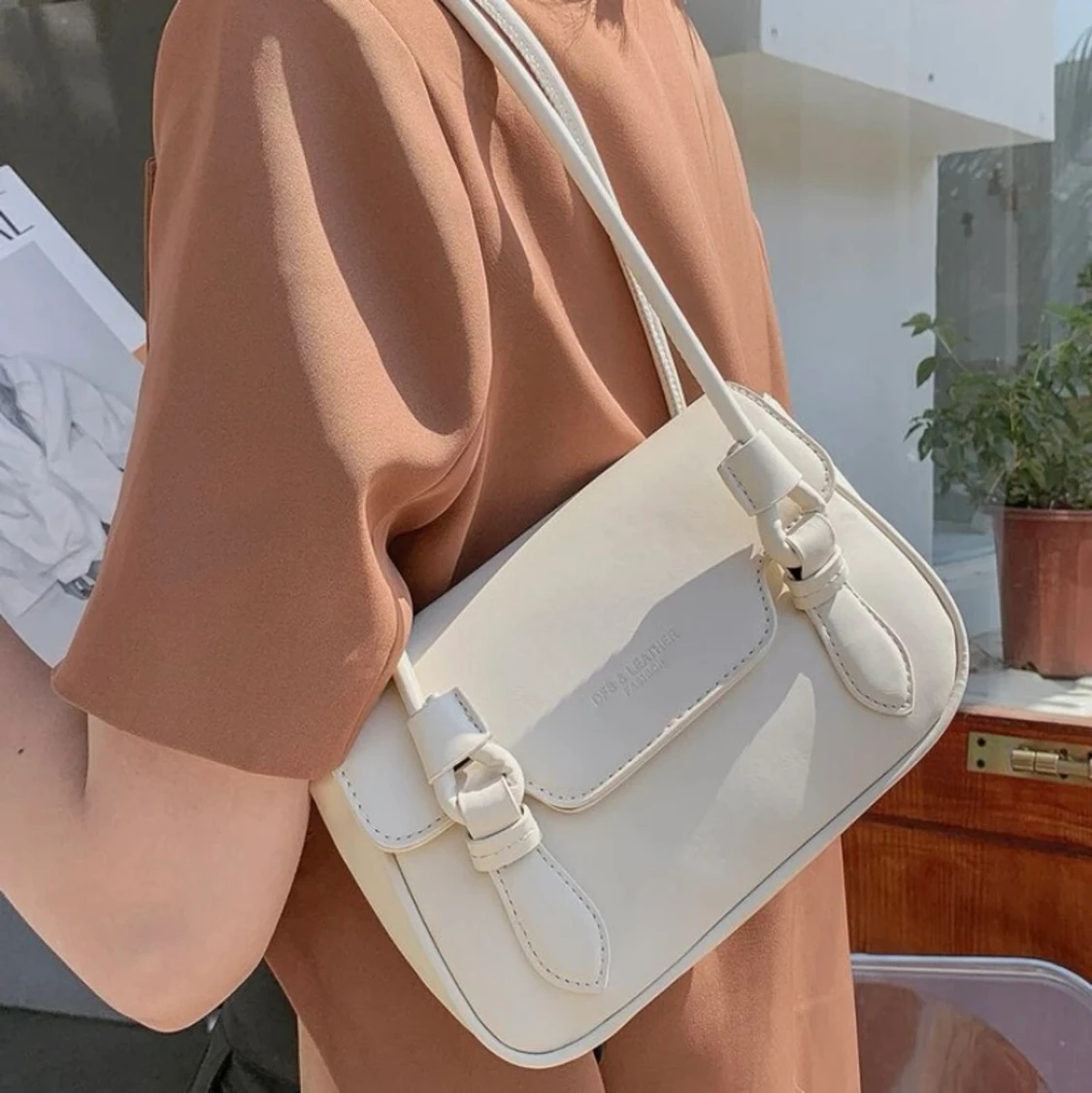 Beige/vit axelväska  - 90