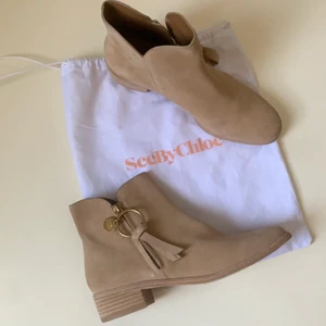 See By Chloe Stövlar 39 - Helt nya See By Chloe beiga mocka korta stövlar i storlek 39. Äkta så klart. Säljer bara autentiska saker. Köpta i Usa på Century21. Passar ej pga av graviditet. Dragkedja med guld tonad logo på yttre sidan och läder inner sula. Köpta för $350