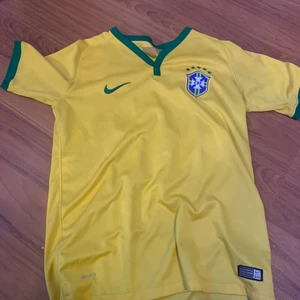 Fotbollströja  - säljer den här fotbollströjan då jag aldrig använder den är i strl XL men den är it så stor den hade passat S och M