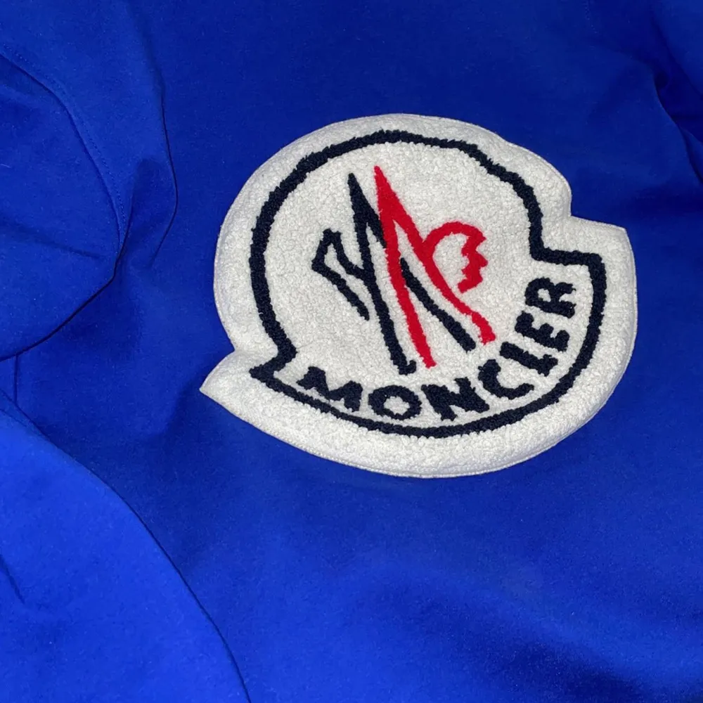 En Moncler tröja jag fick för några månader sen, använd fåtal gånger så den är precis som ny. Storlek M men det är stretchigt tyg så den kan även passa S, (jag själv har S). Fin blå färg, pris kan diskuteras vid snabb affär.. Tröjor & Koftor.