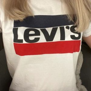 Levis T-shirt  - Säljer denna t-shirt då den inte kommer till användning, den är i super bra skick och har endast användas en gång. Tröjan tvättas såklart innan den skickas! (Köparen står för frakten) har du några andra funderingar eller är intresserad är det bara att höra av sig🤍