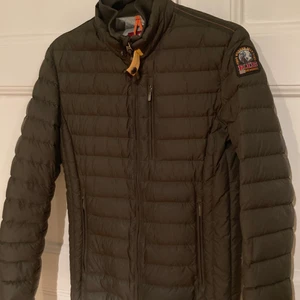 Parajumper - Mörkgrön Parajumper jacka i nyskick. Köptes på NK i Göteborg (Kvitto finns).