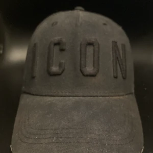 Dsquared2 keps - Svart icon keps från Dsquared2. Köptes från NK i Göteborg för ca 2 år sedan och är i bra skick.