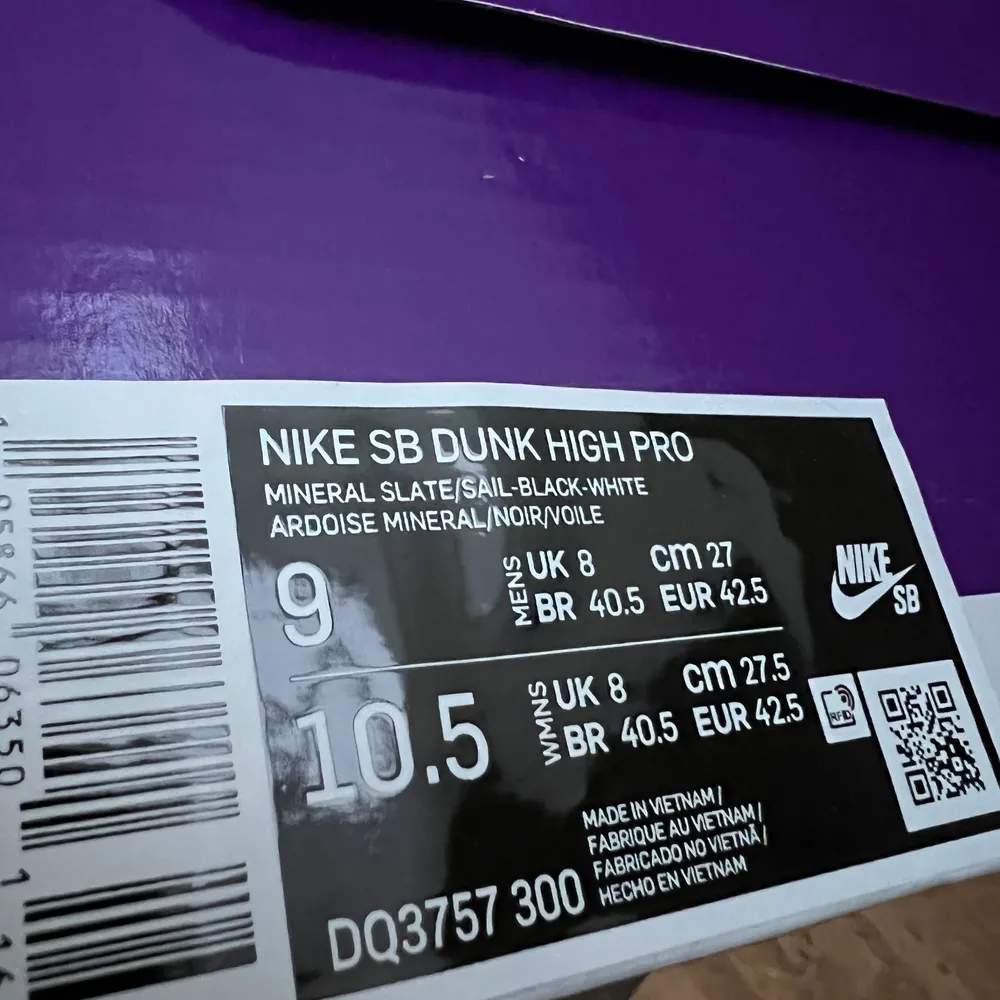 Nike SB Dunk High Pro Mineral Slate Suede, köpta på streetlab. Båda paren är ”deadstock” alltså aldrig provade eller använda. Kvitto på beställningen finns för den som vill ha de :)                                                                  Pris/Par!                                                                                           Obs, 42.5 såld.. Skor.