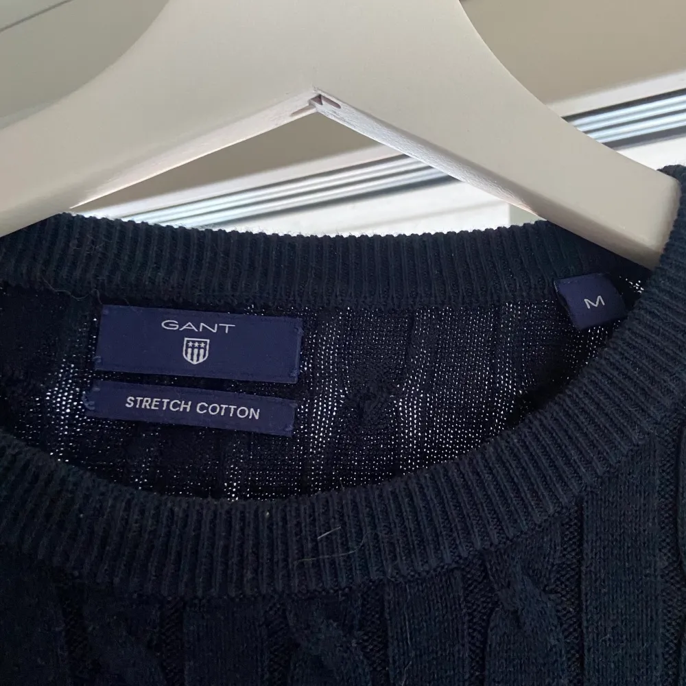 Superfin marinblå kabelstickad tröja från gant, fint skick! Ord pris 1300kr. Tröjor & Koftor.