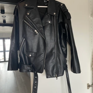 Skinnjacka - Skinnjacka från zara. Bra skick, använd ett fåtal gånger. Storlek s-m. Overzized i modellen.