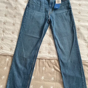 Jeans från ASOS  - Straight fit jeans i härlig blå denim! Storlek 38! Mjuka och skön passform! Helt nya, endast provade! Av modellen Bershka. Hur snyggt nu till våren med vita sneakers och vårtoppen! Passa på☀️