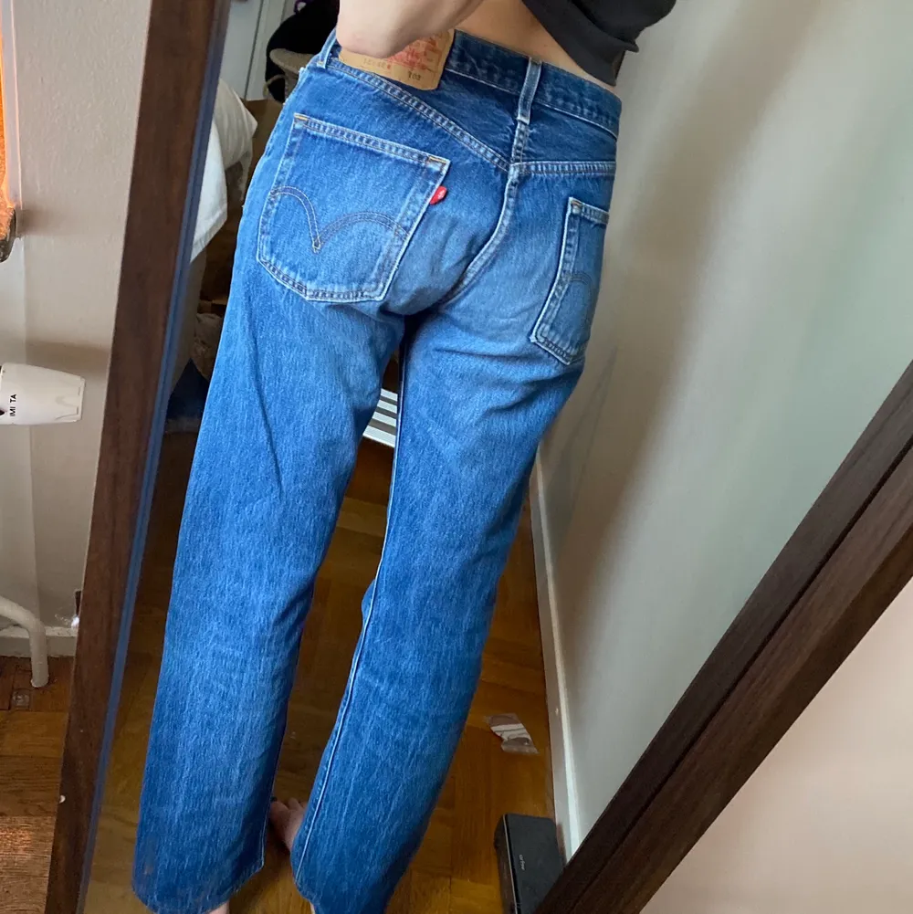 Säljer dessa jeans inköpta från humana i September 2021. Modellen var inte min grej.  Alltid spårbar frakt, du står för fraktkostnaden. 💗 W32 L34 Innerbenslängd: 77 Midjemått: 85 cm. Jag är 170 cm . Jeans & Byxor.