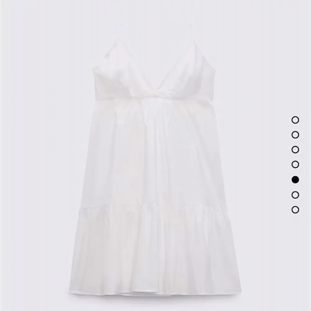 Jättefin somrig zara klänning som jag köpte sommaren 2021💕 säljer pga att den är förliten, buda💕. Klänningar.