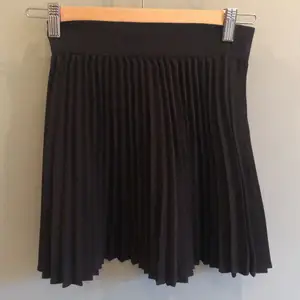 Svart veckad kjol från Gina tricot, kom privat för mer info❤️