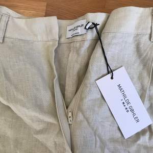 Superfina shorts i linne från Mathilde Gohlers kollektion med Nakd. Helt oanvända. Frakt tillkommer 🩰