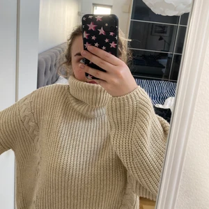 Stickad tröja Nakd  - Superfin flätdetalj på sidorna, supermysig turtleneck! Säljer då jag har andra liknande 💓 storlek Xs men skulle passa upp mot M också beroende på hur man vill att den sitter, 150 kr + frakt 