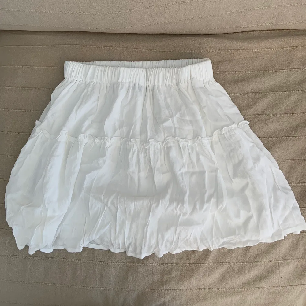 Vit kjol från Shein, i ett väldigt bra skick då jag inte använt den så mycket 💓💓💓. Kjolar.